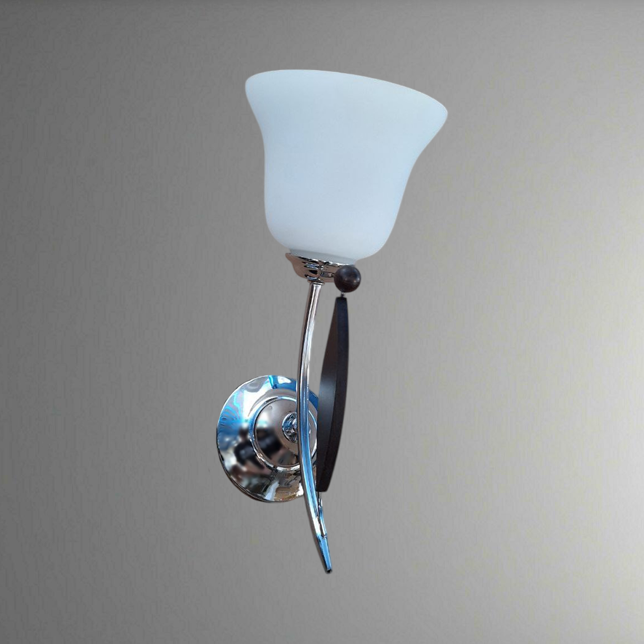 لوستر دیوارکوب شیشه‌ای یا سرامیکی