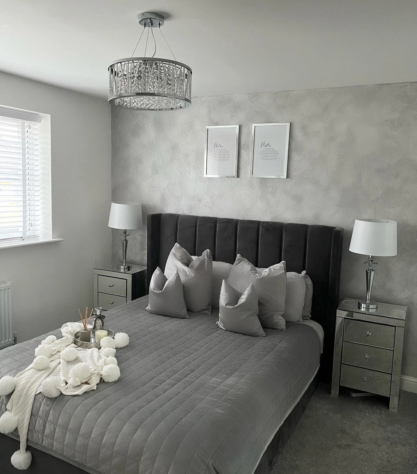 اتاق خواب لوکس مخملی با جزئیات فلزی