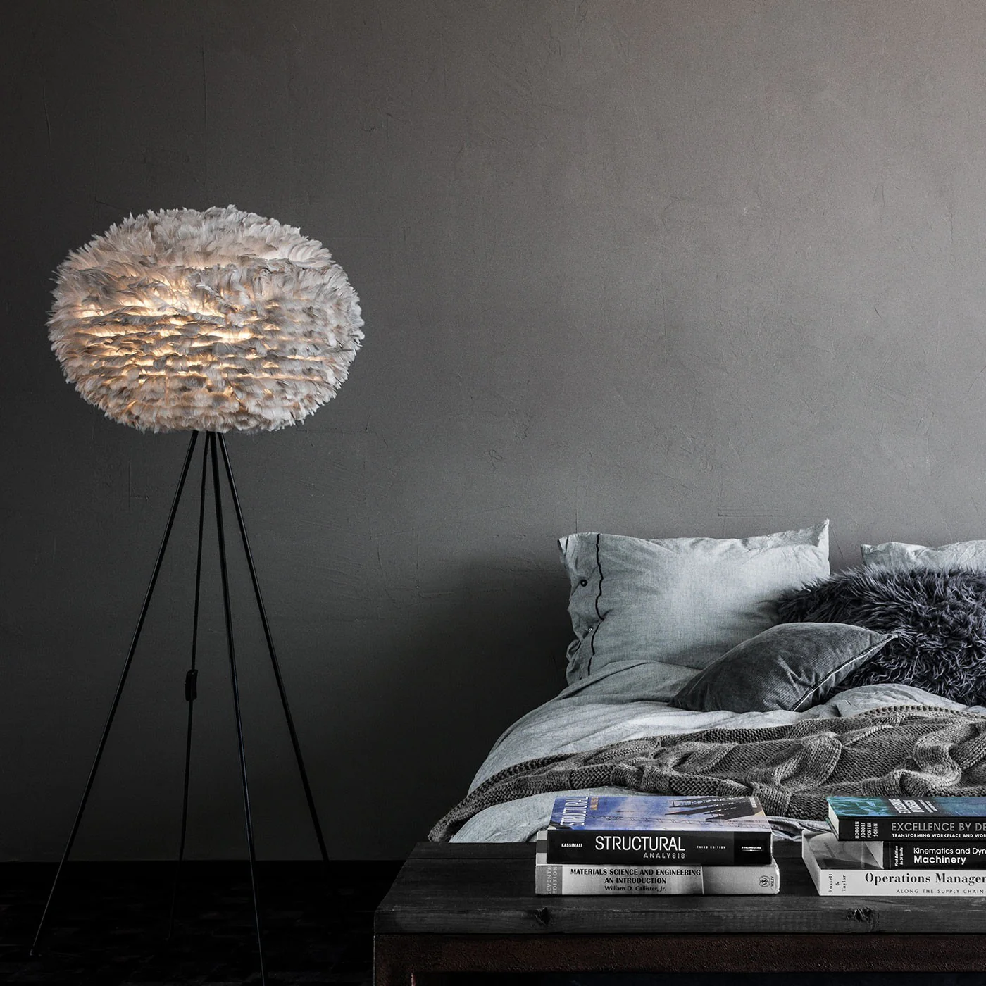 اتاق خواب نقره ای تک‌رنگ با نورپردازی پرجنب‌ و جوش