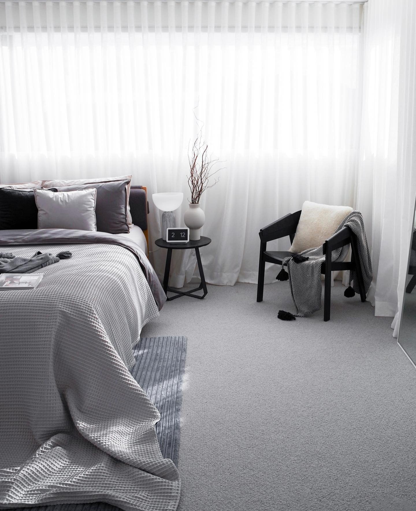 اتاق خواب نقره ای مینیمال شیک با طیف خاکستری