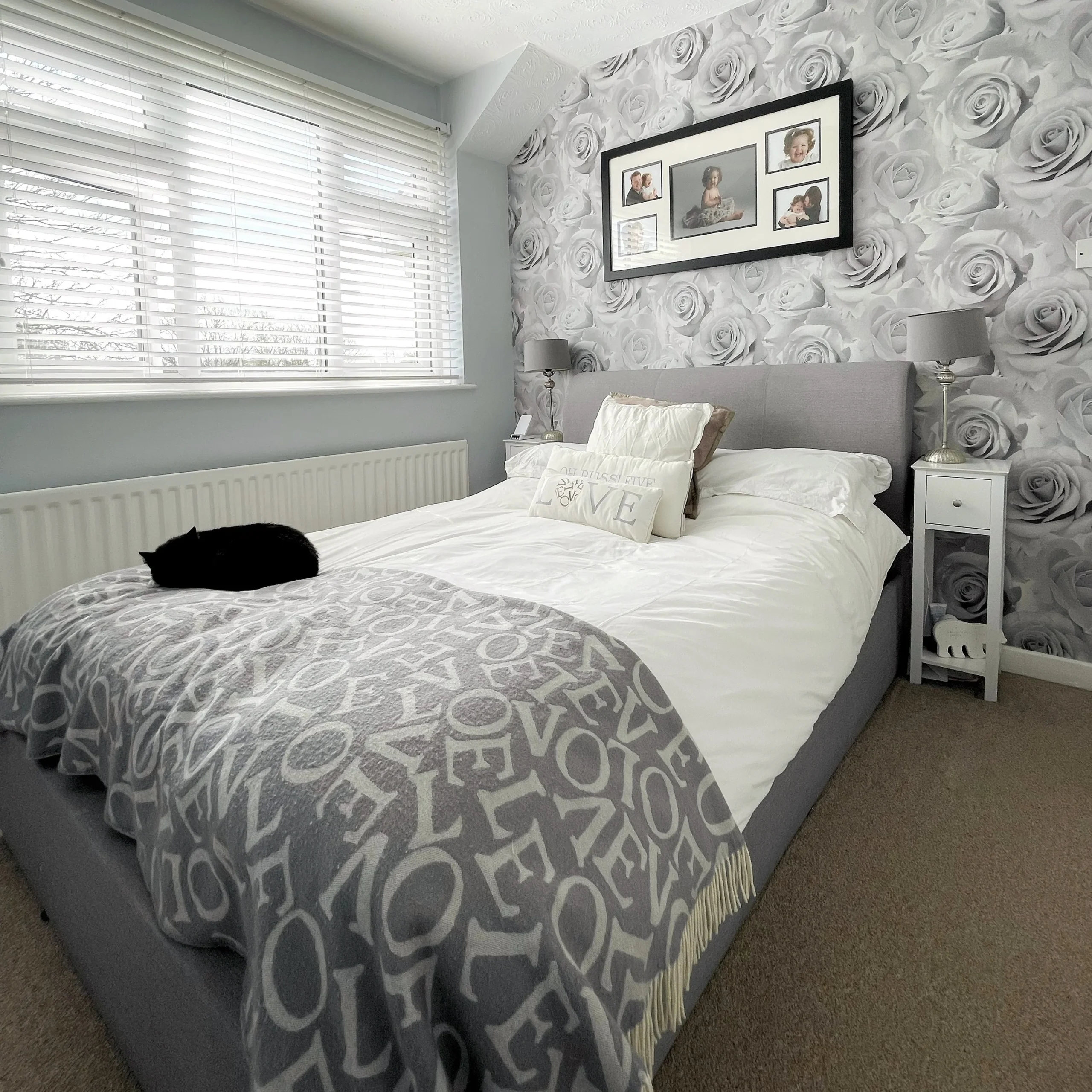 اتاق خواب نقره‌ ای با جزئیات رزگلد