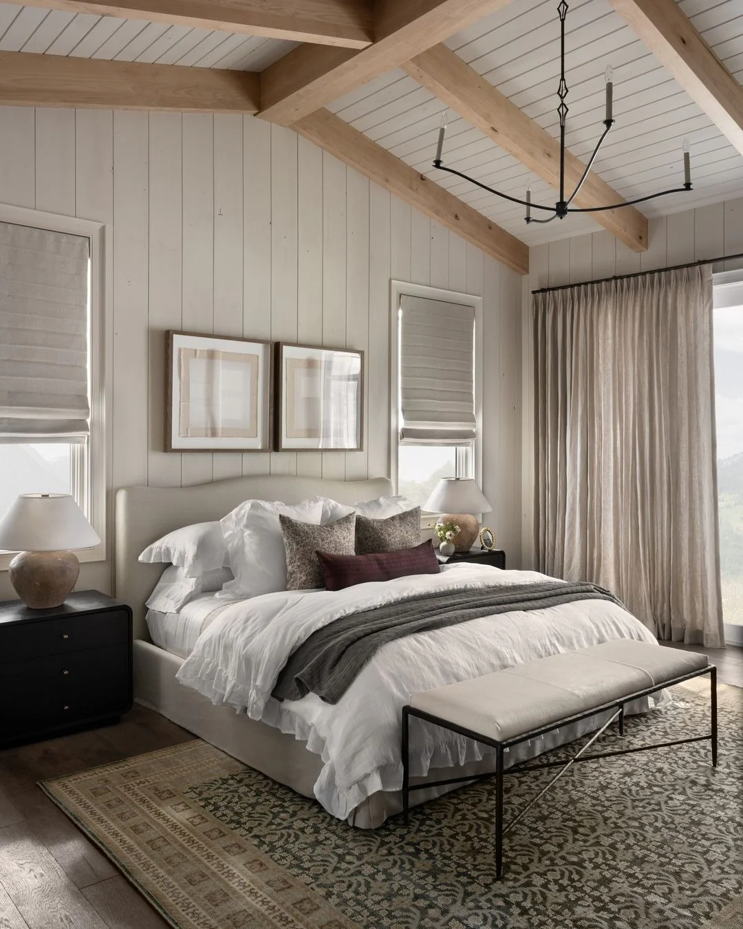 اتاق خواب نقره‌ ای روستیک با خاکستری طبیعی