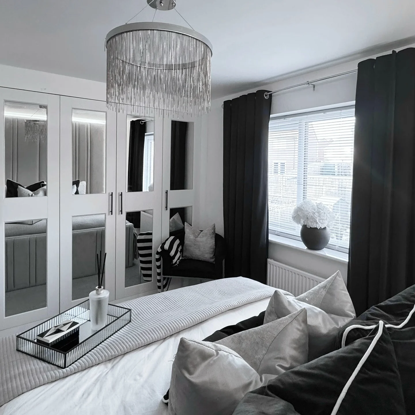 اتاق خواب نقره‌ ای مدرن با درخشش‌های فلزی