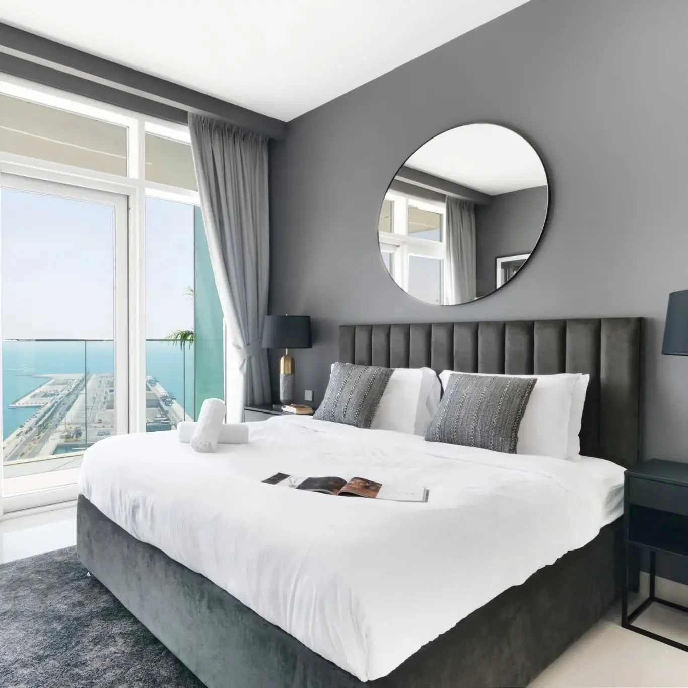 ترکیب ساحلی مدرن با مشکی زغالی در اتاق خواب