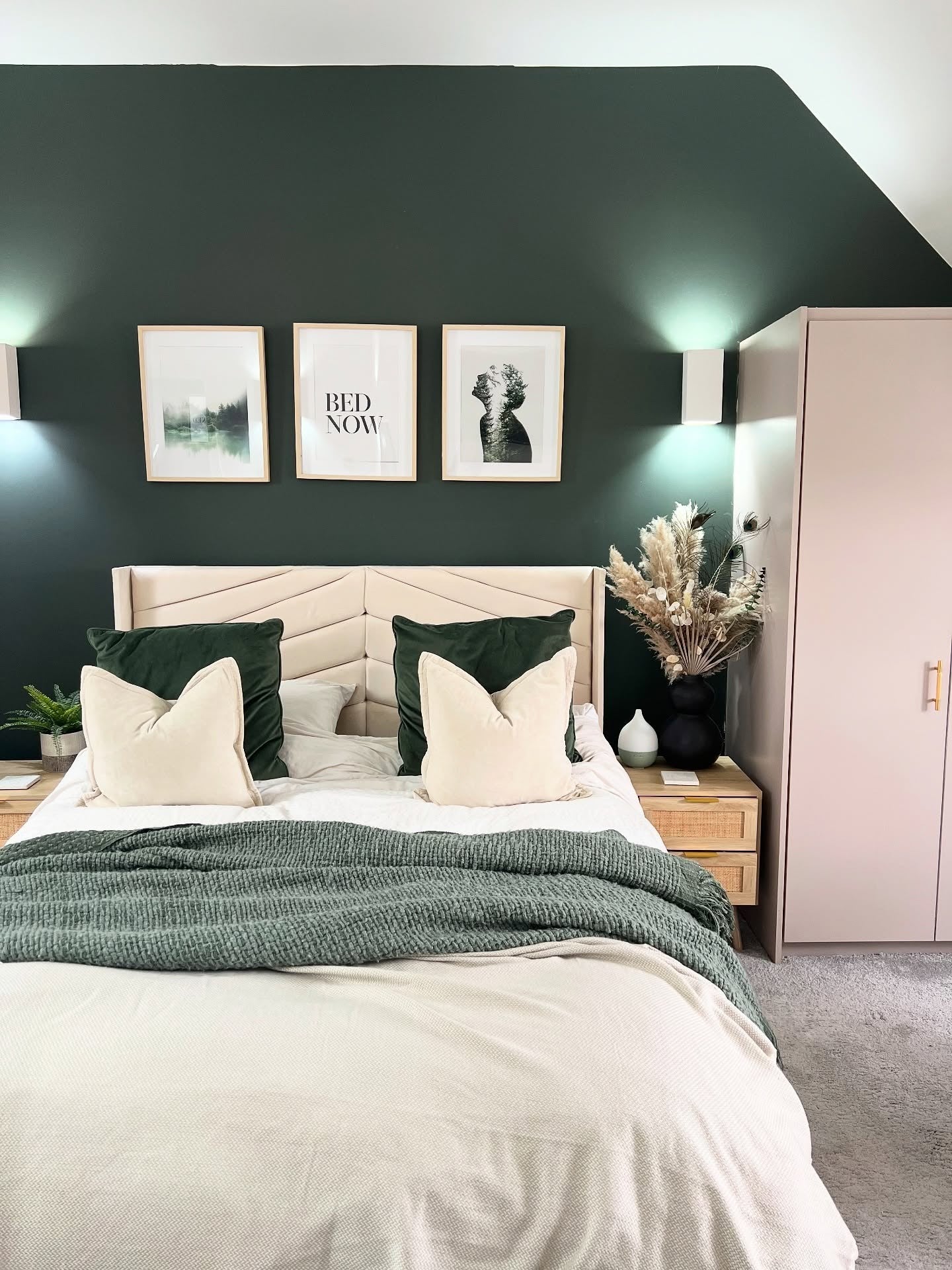 تضاد نرم با دیوار سبز کم‌ رنگ