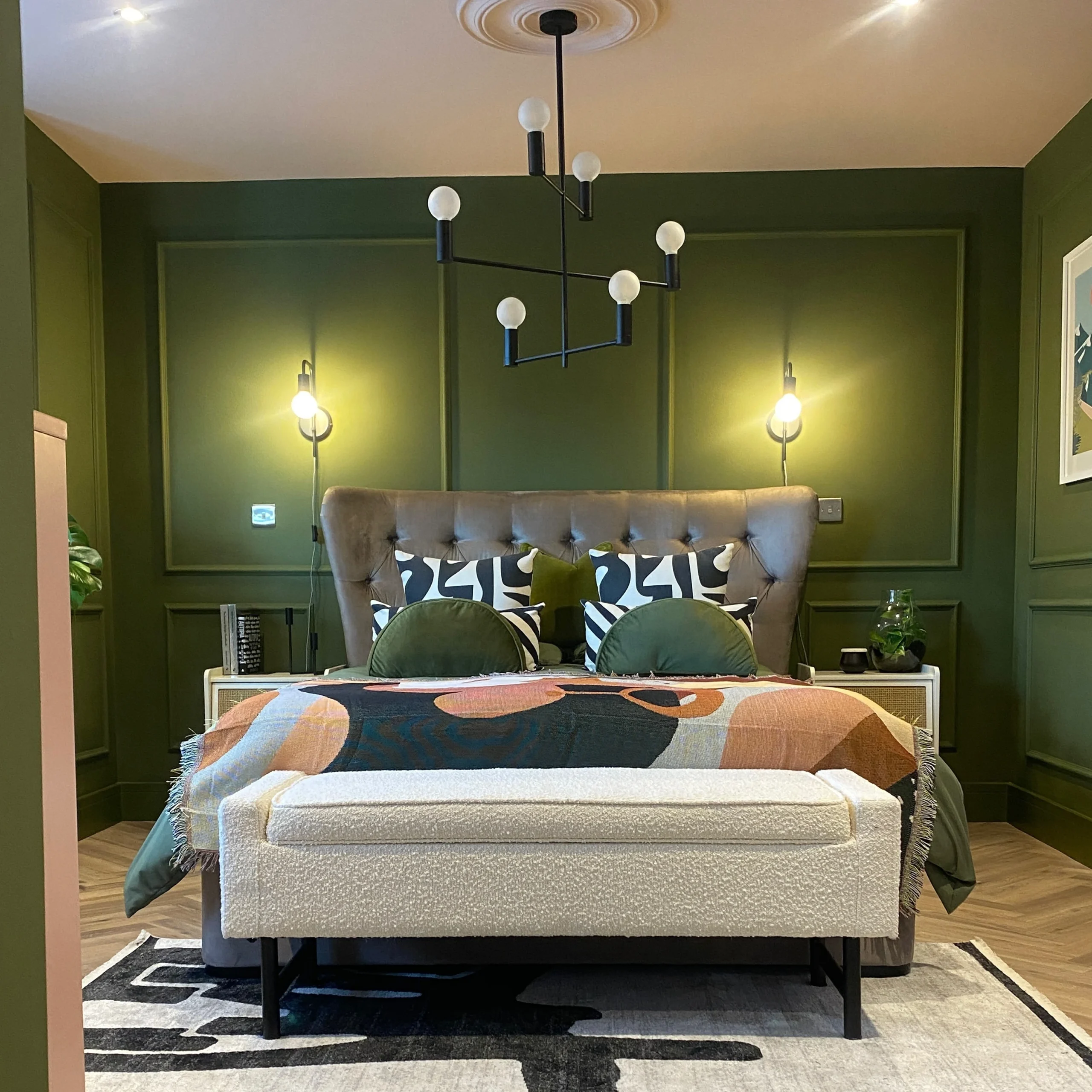 شکوه آرت دکو با سبز جنگلی در اتاق خواب