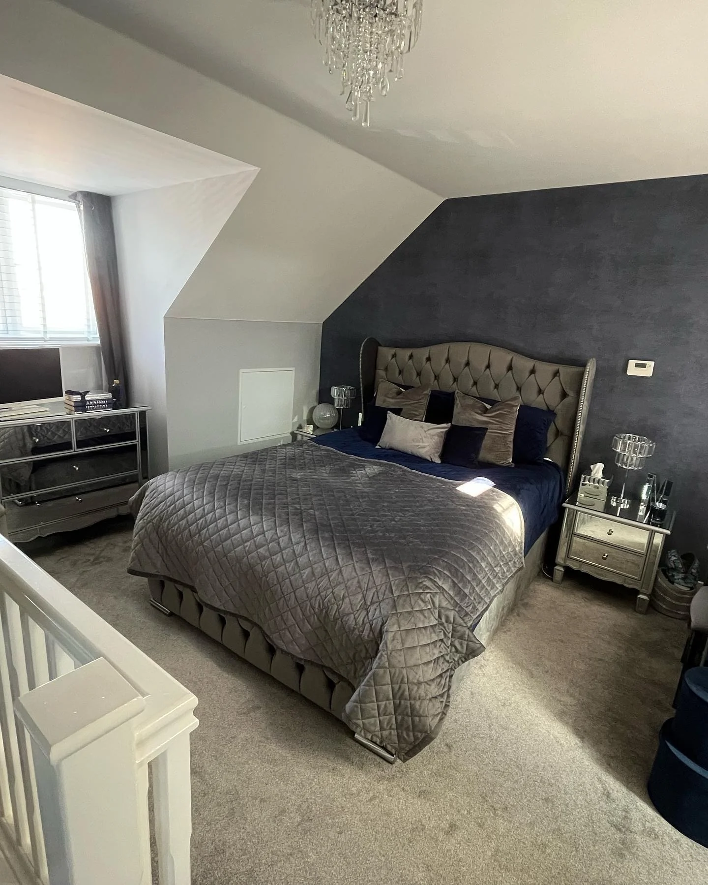 مخمل نقره‌ ای با زیرلایه آبی تیره در اتاق خواب