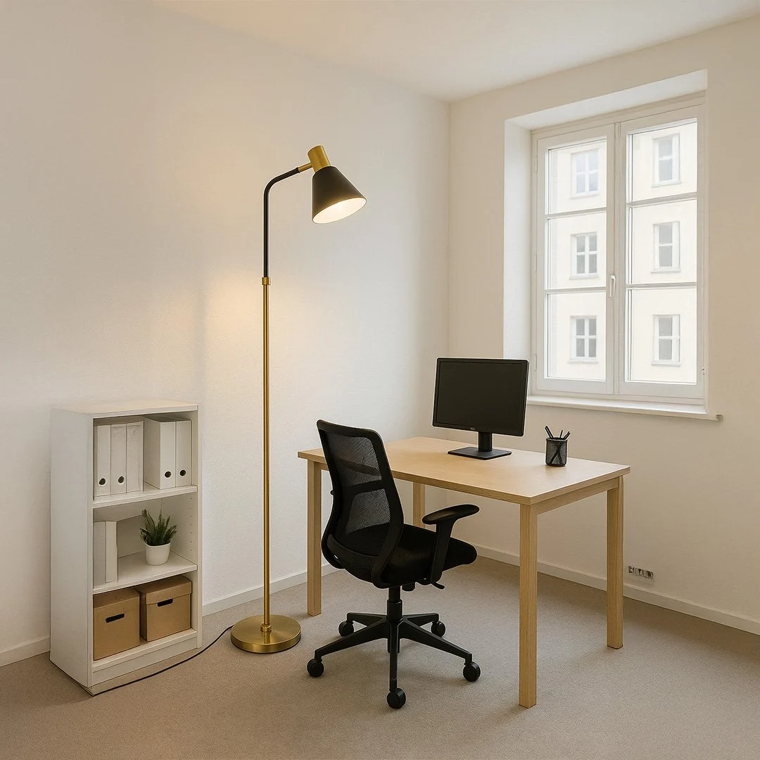 آباژور ایستاده کنار میز تحریر یا مطالعه