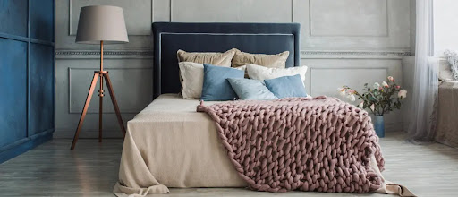 جای آباژور ایستاده در اتاق خواب