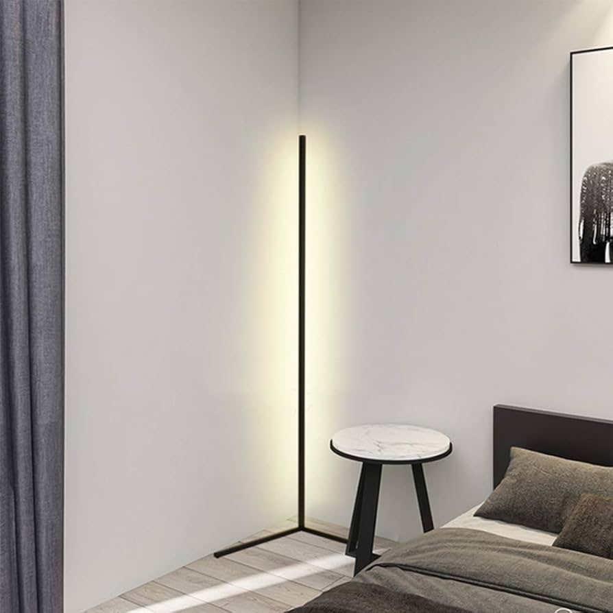 مکان آباژور ایستاده در گوشه‌های خالی اتاق