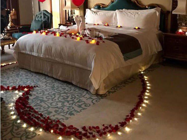 تزیین اتاق عروس با شمع و گلبرگ