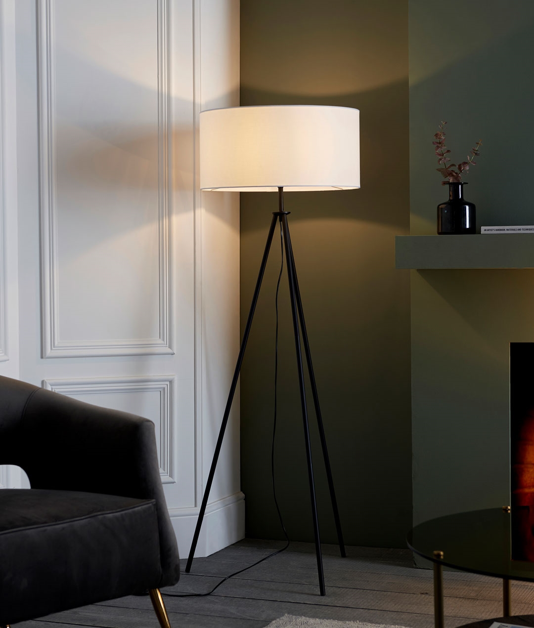 آباژور مدرن ایستاده و کنار سالنی