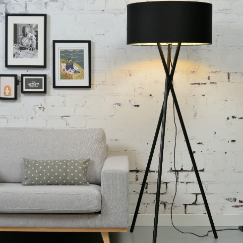 آباژور مدرن ایستاده و کنار سالنی