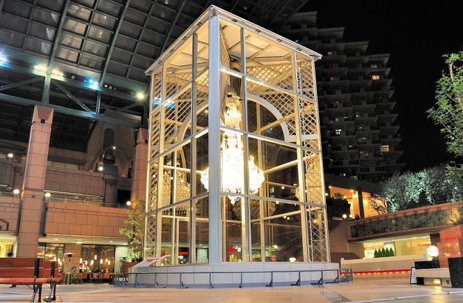 لوستر بزرگ Baccarat تا 9 ژانویه 2015 در توکیو به نمایش گذاشت.